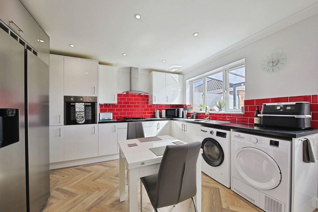 Property photo 2 of 19 4144056