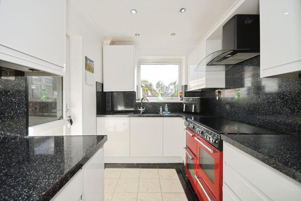 Property photo 3 of 19 Kitchen 02.Jpg