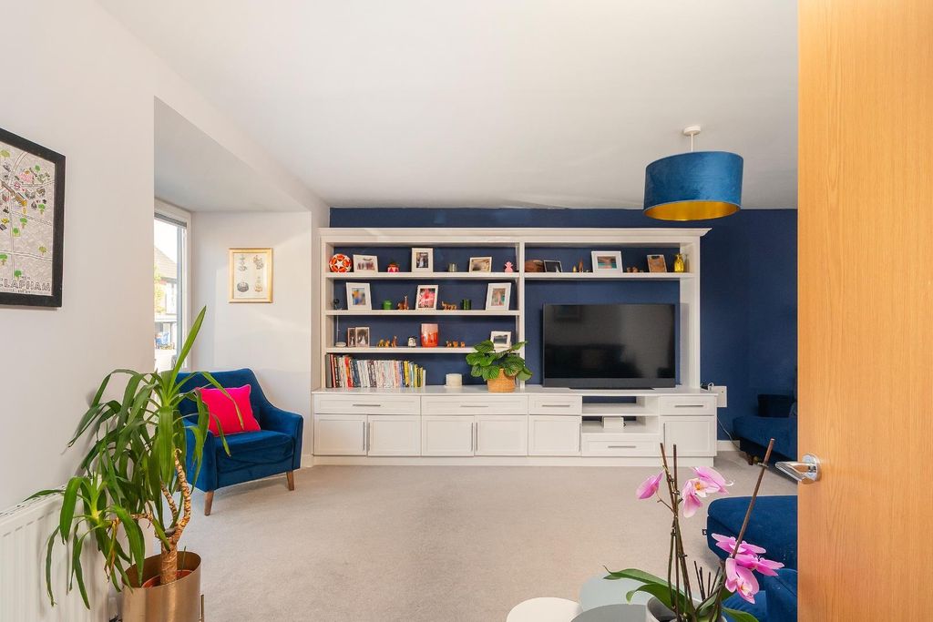 Property photo 1 of 39 0O5Dbr - Living Room D.Jpg