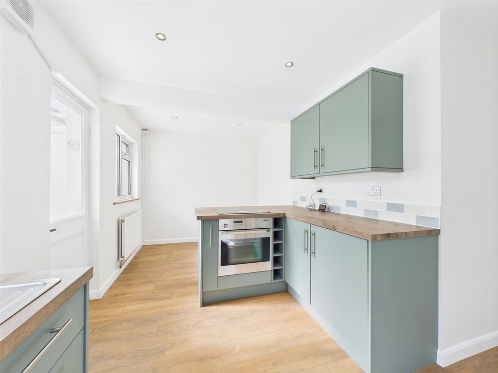 Property photo 3 of 11 Kitchen