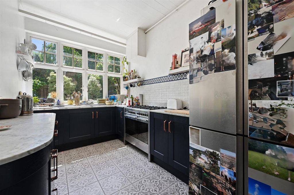 Property photo 3 of 16 Rylett Crescent