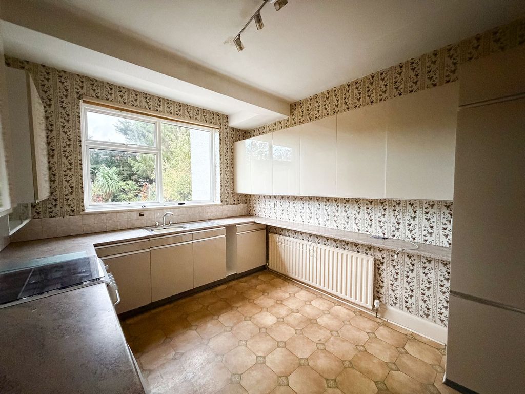 Property photo 2 of 15 Byron Ave E18