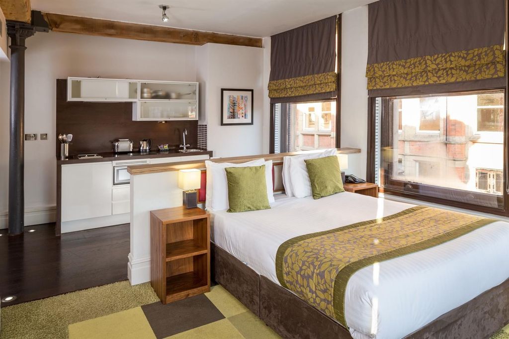Property photo 1 of 5 Bright, Modern Double Bedroom With Contemporary Fu...