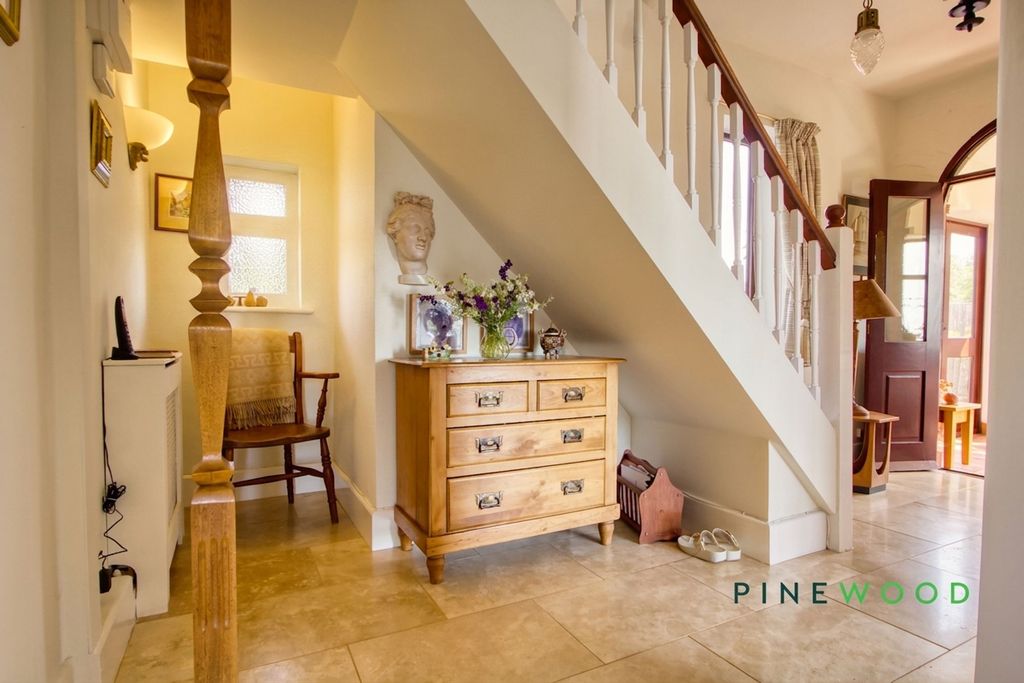 Property photo 3 of 40 Hallway