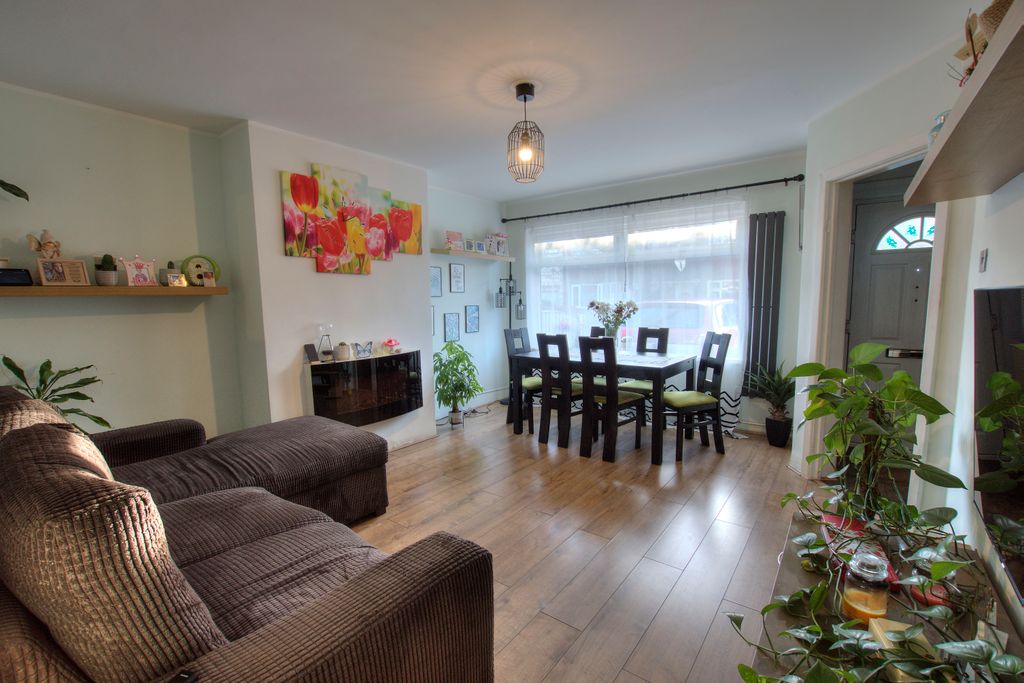 Property photo 2 of 20 2. Living Room