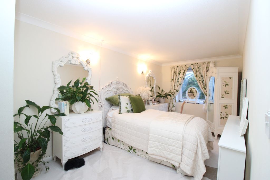 Property photo 2 of 6 Bedroom