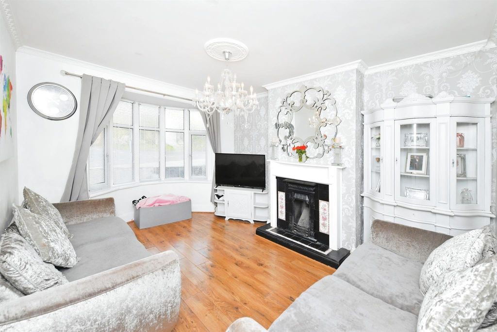 Property photo 2 of 16 Lounge