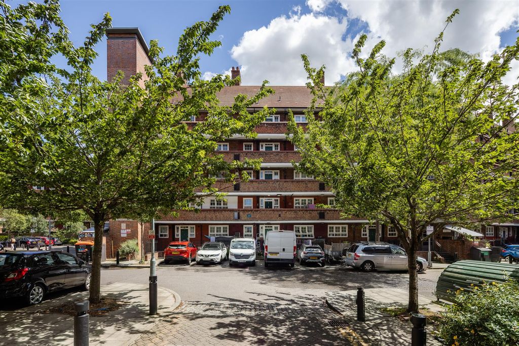 Property photo 1 of 22 Pembury Road, E5
