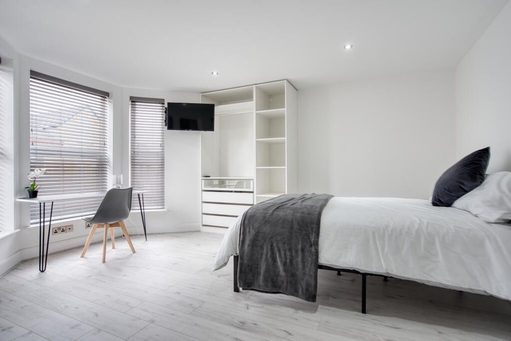 Property photo 1 of 15 Bright And Minimalist Bedroom Featuring A Double B...