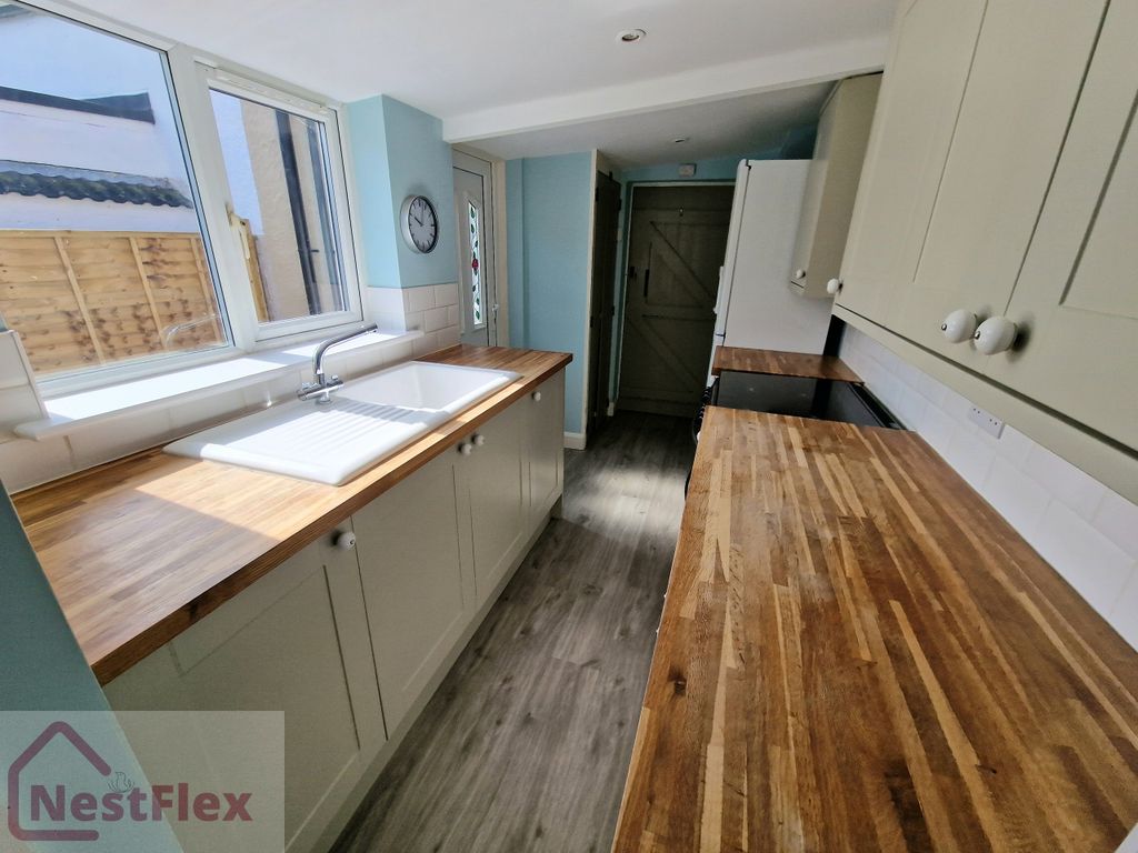 Property photo 2 of 8 Kitchen