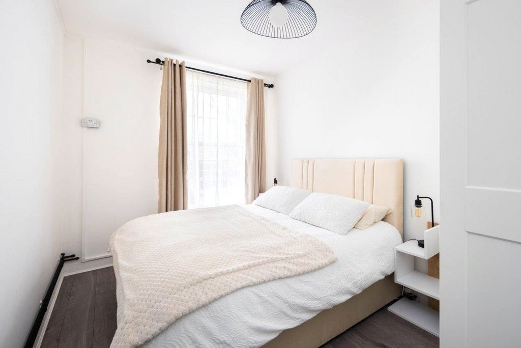 Property photo 2 of 6 Bedroom