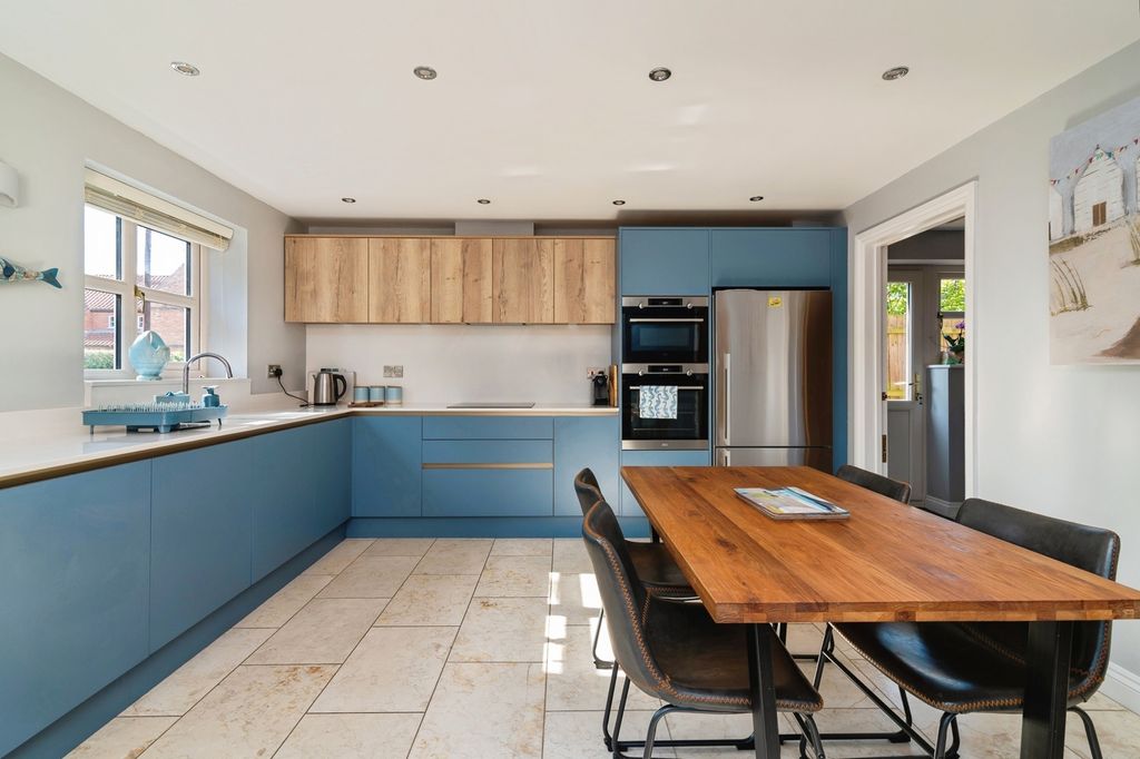 Property photo 2 of 24 Dining Kitchen