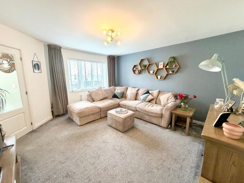 Property photo 3 of 22 Lounge