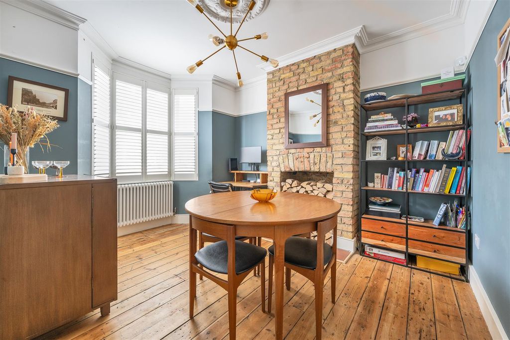 Property photo 3 of 27 Vansittart Road, E11