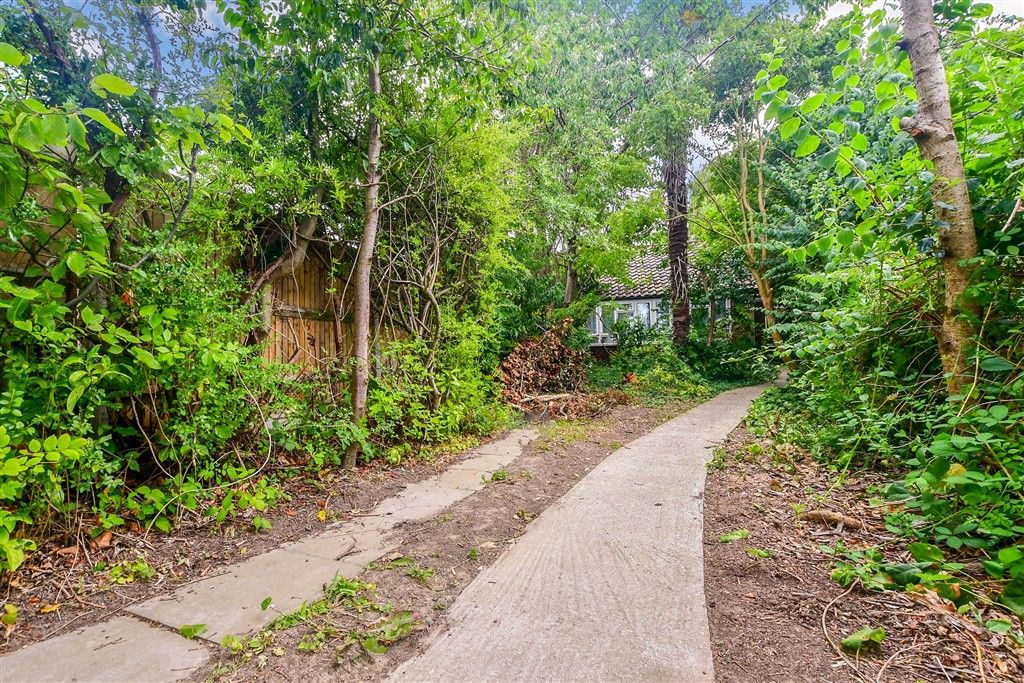 Property photo 2 of 14 Driveway/Parking