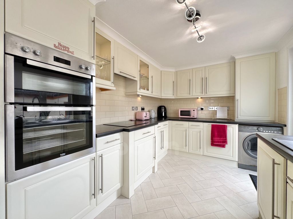 Property photo 2 of 22 Willow Park, Burnhouse, Beith Kitchen Pic