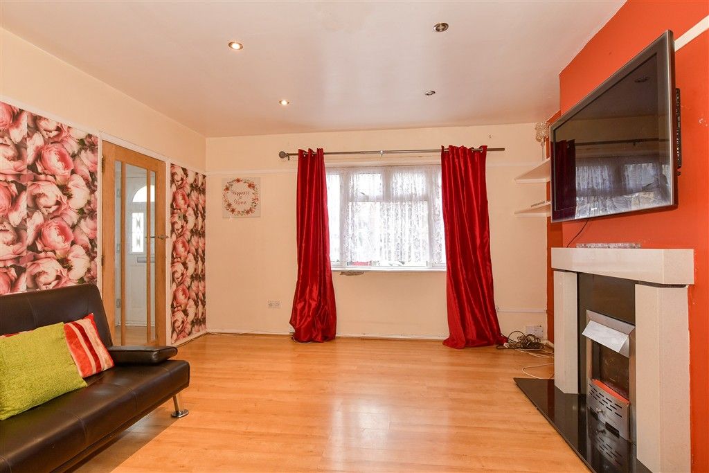 Property photo 3 of 14 Lounge