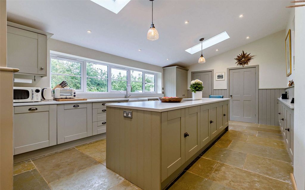 Property photo 3 of 19 Kitchen