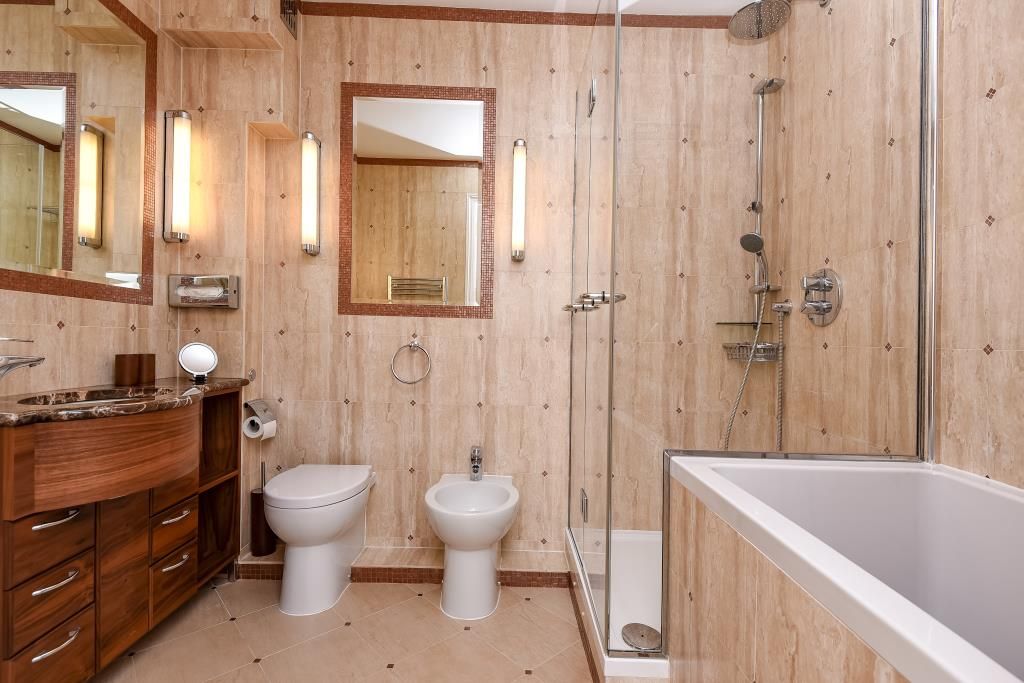 Property photo 2 of 10 Bathroom