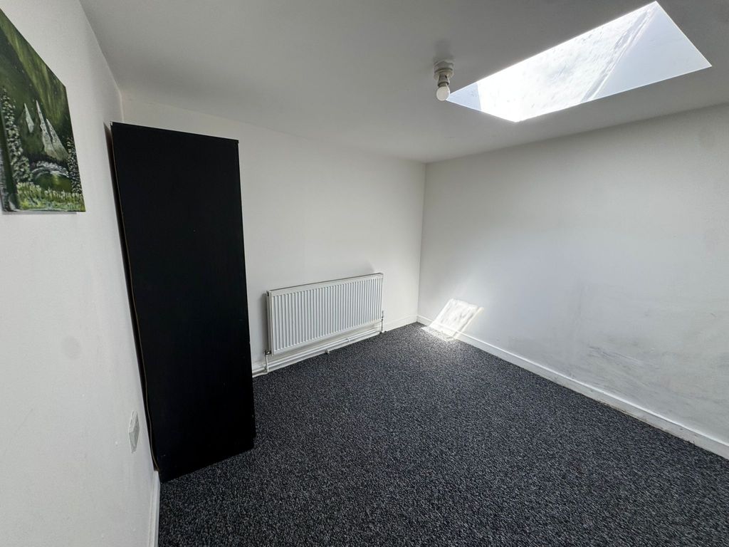 Property photo 1 of 6 Two Bedroom Annex House Ideal For Working Proffesionals- £1550