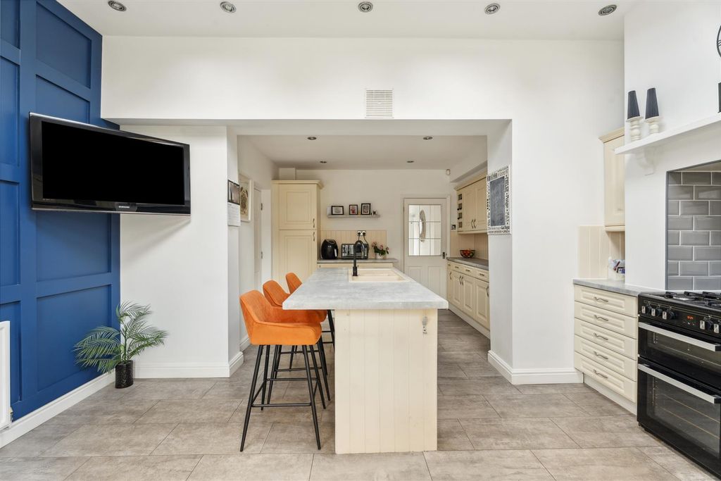 Property photo 3 of 21 52 Ollerton Road_8.Jpg