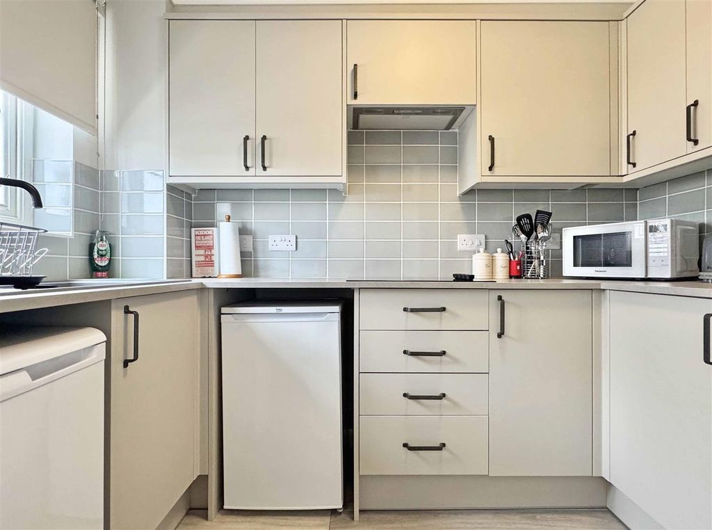 Property photo 2 of 14 Kitchen c.Jpg