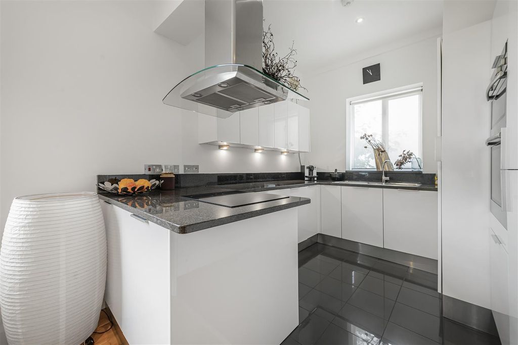 Property photo 3 of 19 2_64800.Jpg