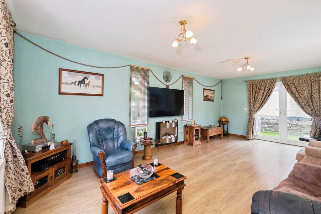 Property photo 3 of 16 Lounge