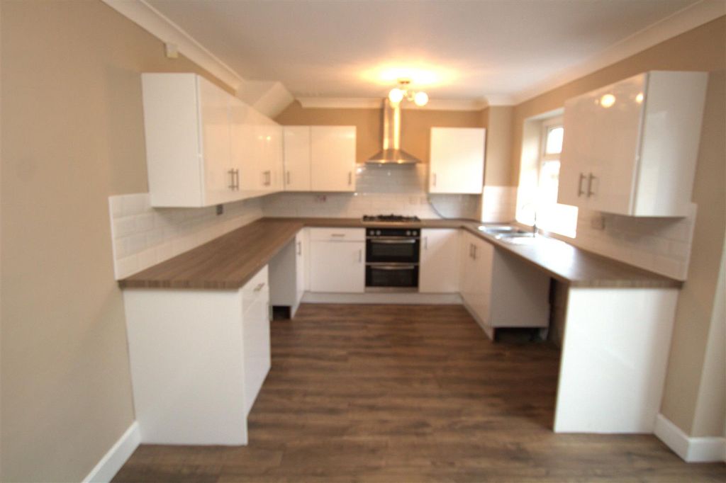 Property photo 2 of 9 Kitchen.Jpg