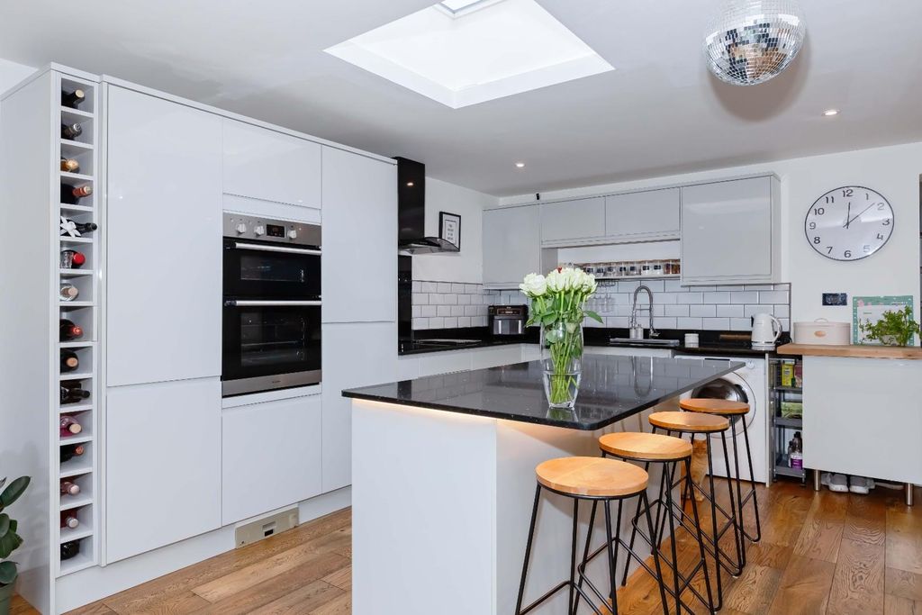 Property photo 2 of 26 Manor Close_26.Jpg