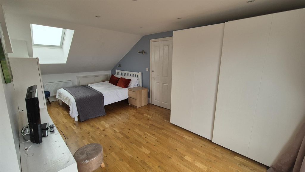 Property photo 2 of 15 2nd Floor Double Bedroom