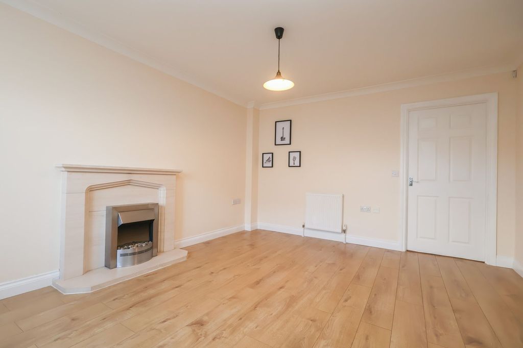 Property photo 3 of 17 Living Room