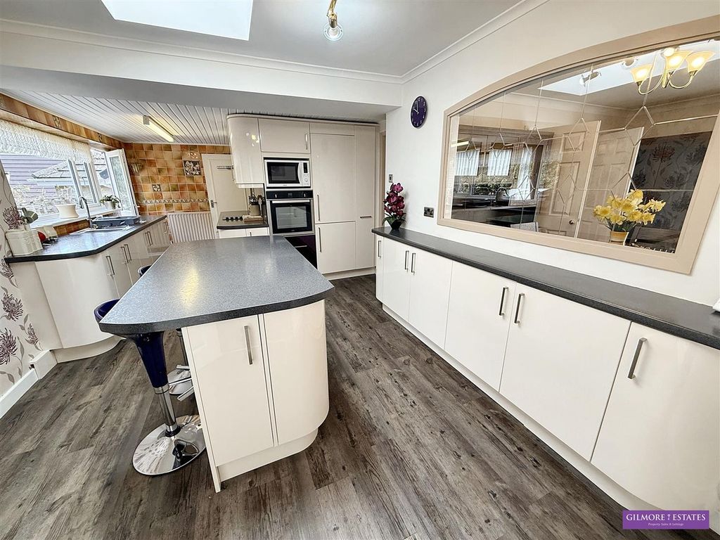 Property photo 3 of 21 Dining Kitchen