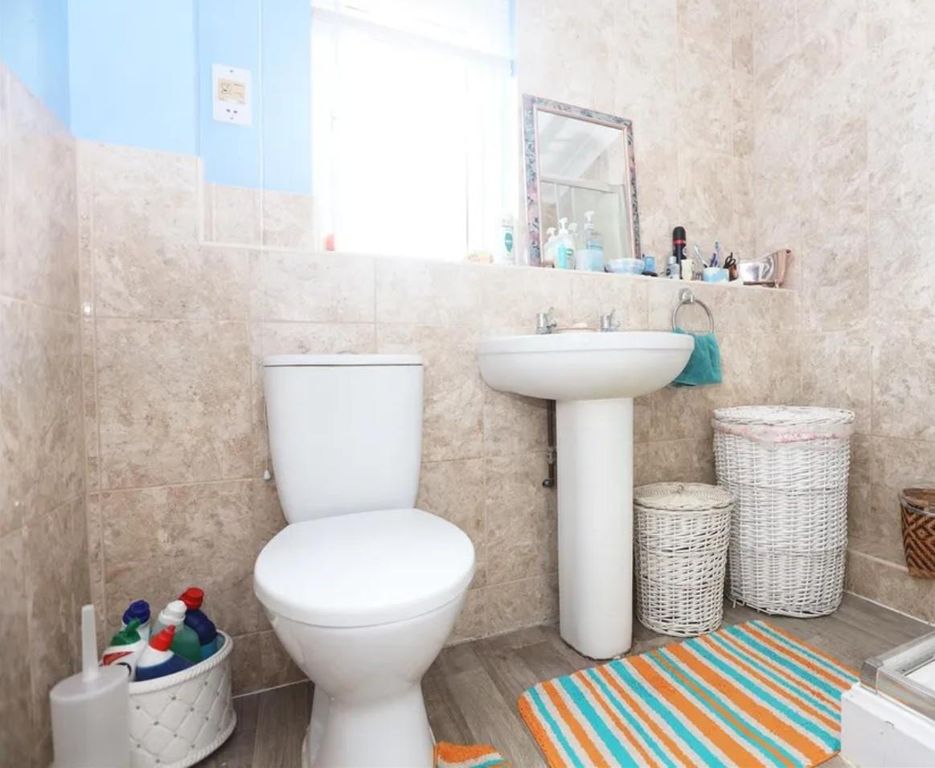 Property photo 3 of 10 40 Staplehurst Bathroom.Jpeg