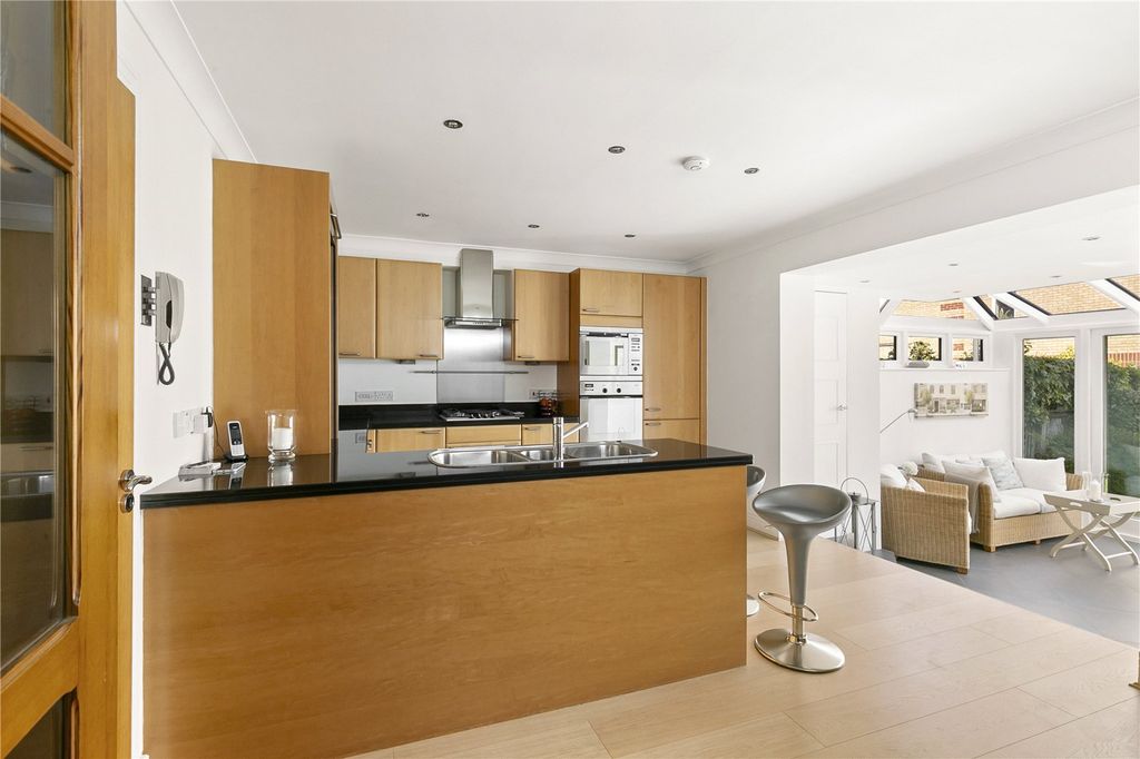 Property photo 3 of 31 Kitchen