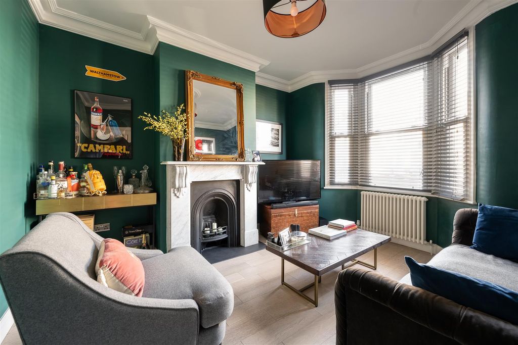 Property photo 2 of 32 Markhouse Avenue, E17