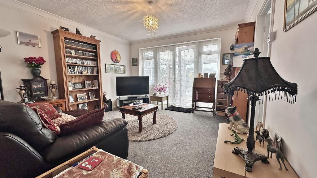 Property photo 2 of 10 Lounge