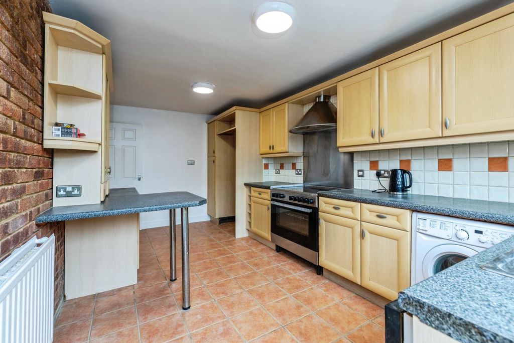 Property photo 3 of 19 Kitchen