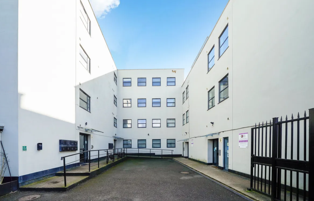 Property photo 1 of 2