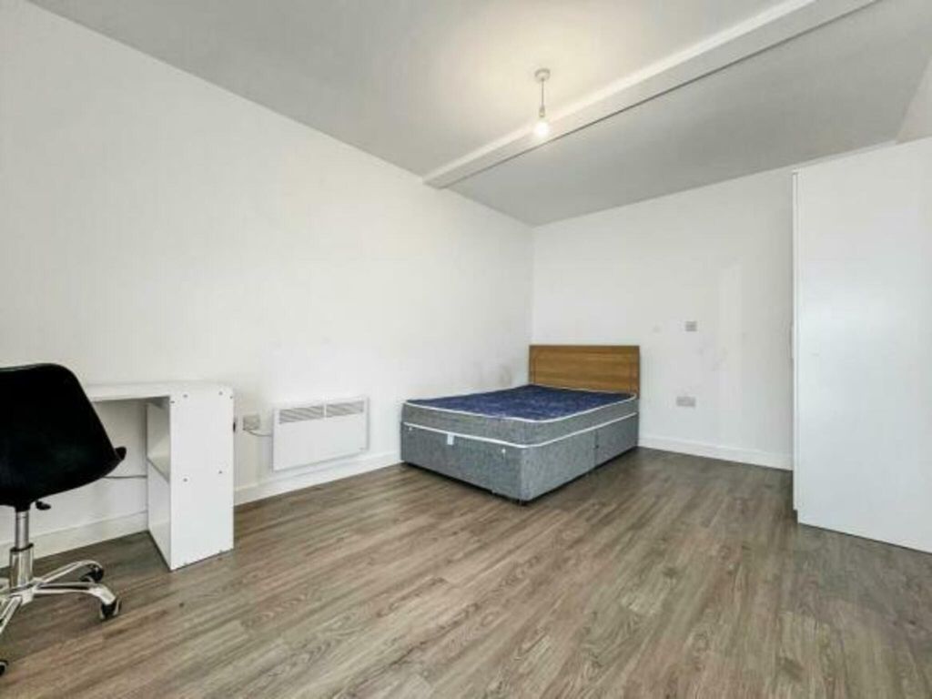 Property photo 1 of 7 Bedroom