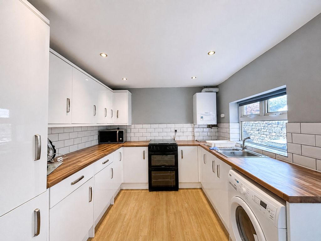 Property photo 3 of 9 Kitchen