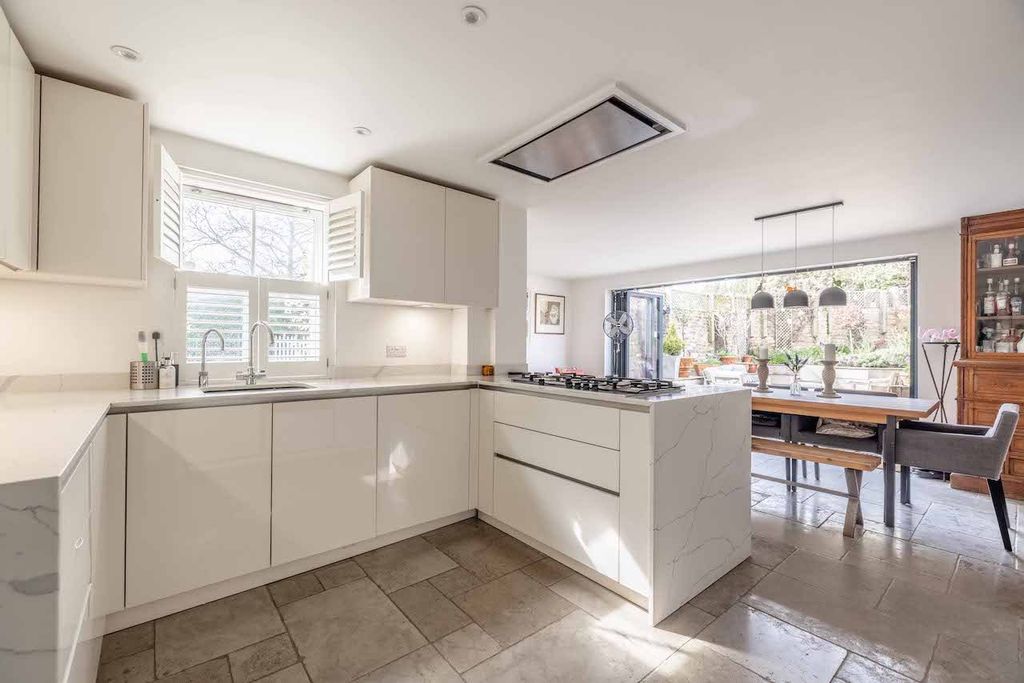 Property photo 2 of 23