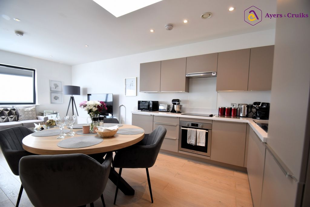 Property photo 3 of 12 Kitchen/Lounge