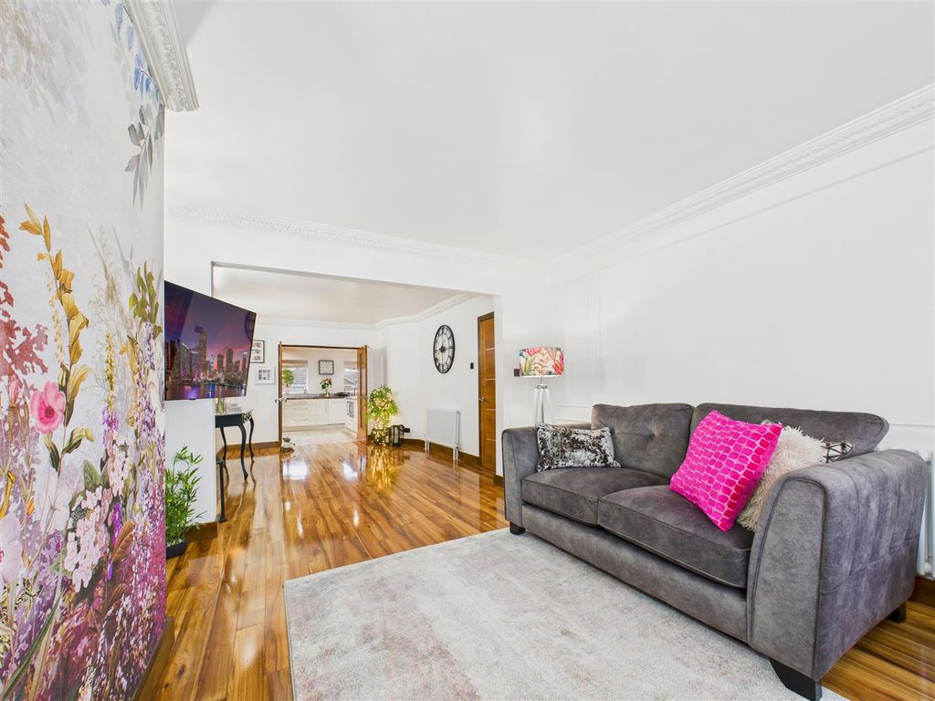 Property photo 3 of 16 Lounge