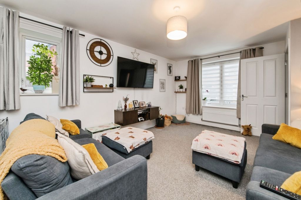 Property photo 2 of 10 Living Room