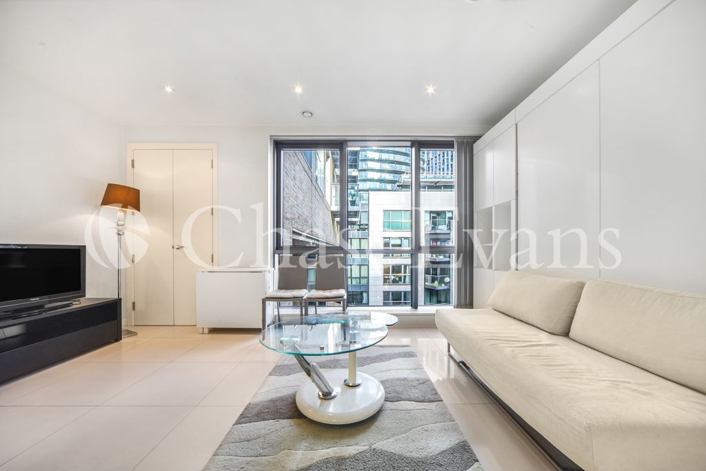 Property photo 3 of 10 Living/Sleeping