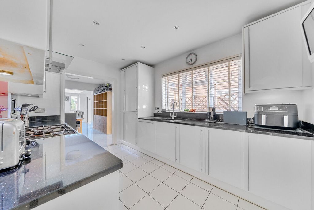 Property photo 3 of 20 1326842-13-6883B8...