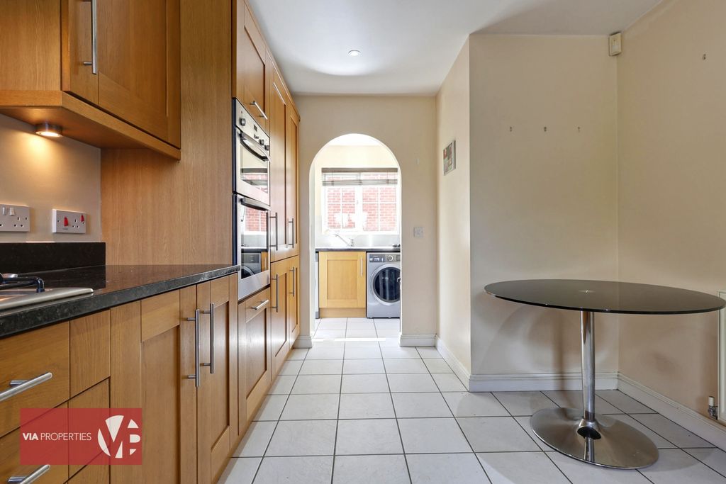 Property photo 2 of 32 2 Harmondswood Close Broxbourne Via Properties Estate Letting Co