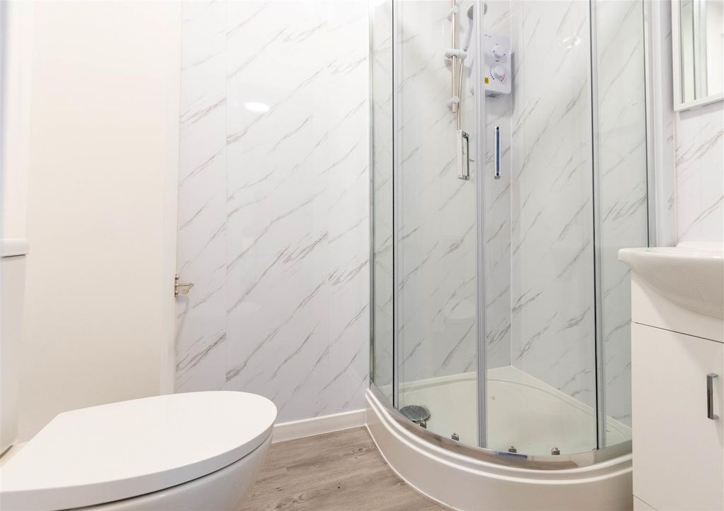 Property photo 3 of 6 Room 1- En-Suite.Jpg