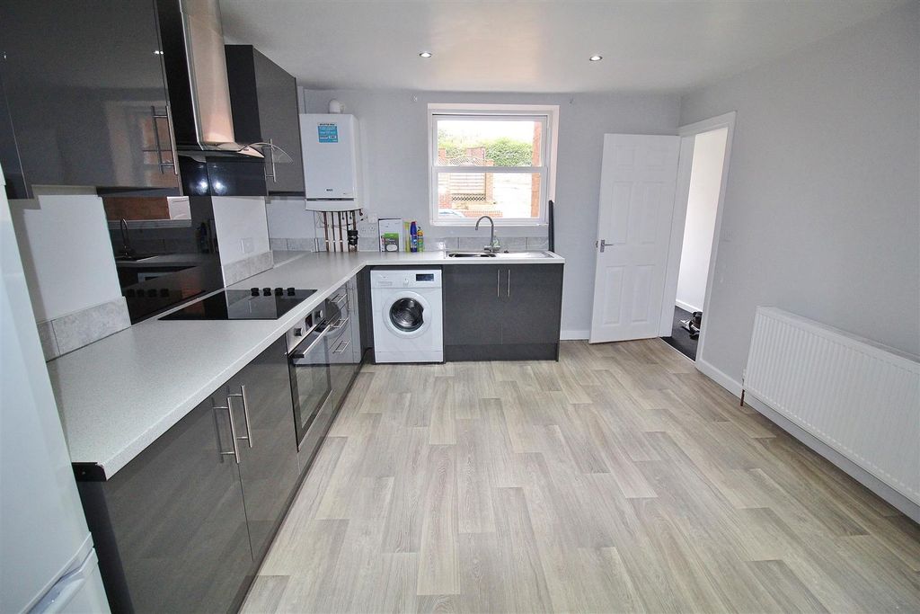 Property photo 3 of 8 Kitchen